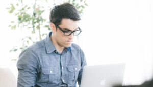 サテライトオフィスで仕事をするビジネスマン