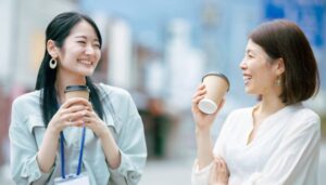 コミュニケーションをとるビジネスパーソン
