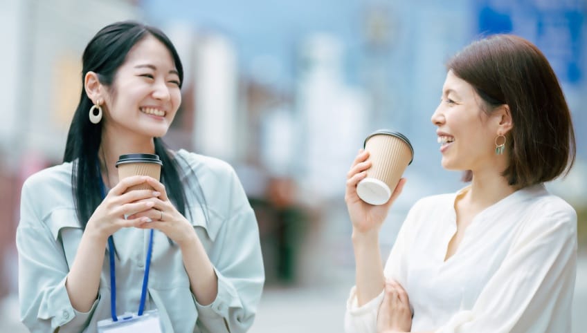 コミュニケーションをとるビジネスパーソン