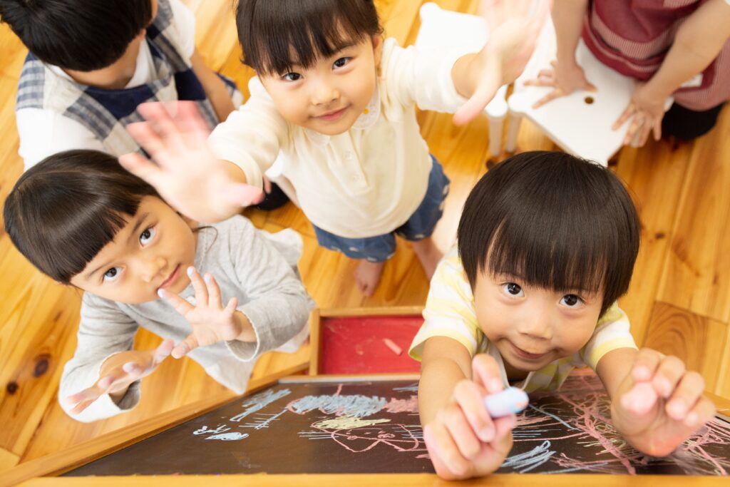 子どもたちが遊ぶ姿