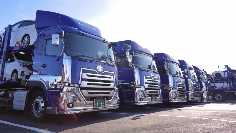 迫力ある姿で並ぶエムズキャリーのキャリアカー